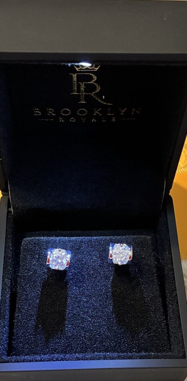 Studded Earrings 1ct Moissanite With Light Up Box New